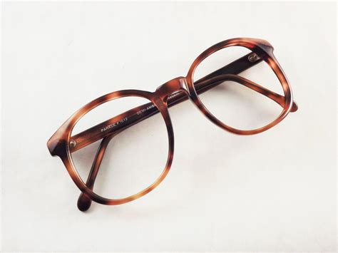 large tortoise shell eyeglass frames.